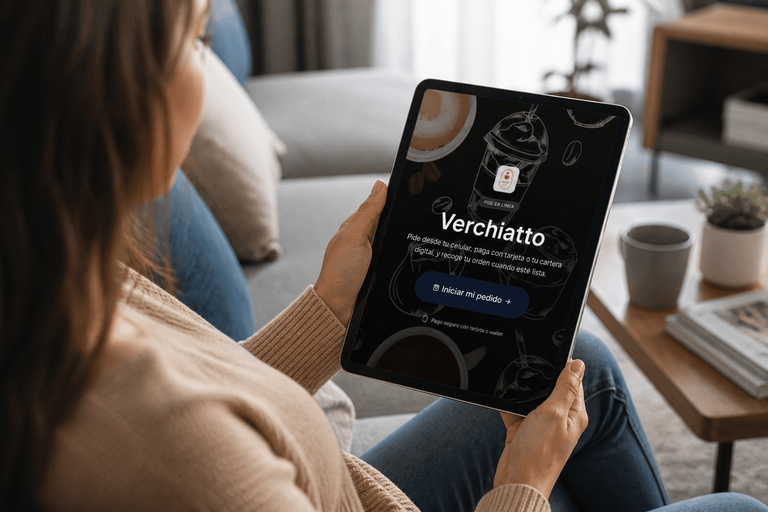 Cliente pidiendo en línea desde una tablet con Hazmenú