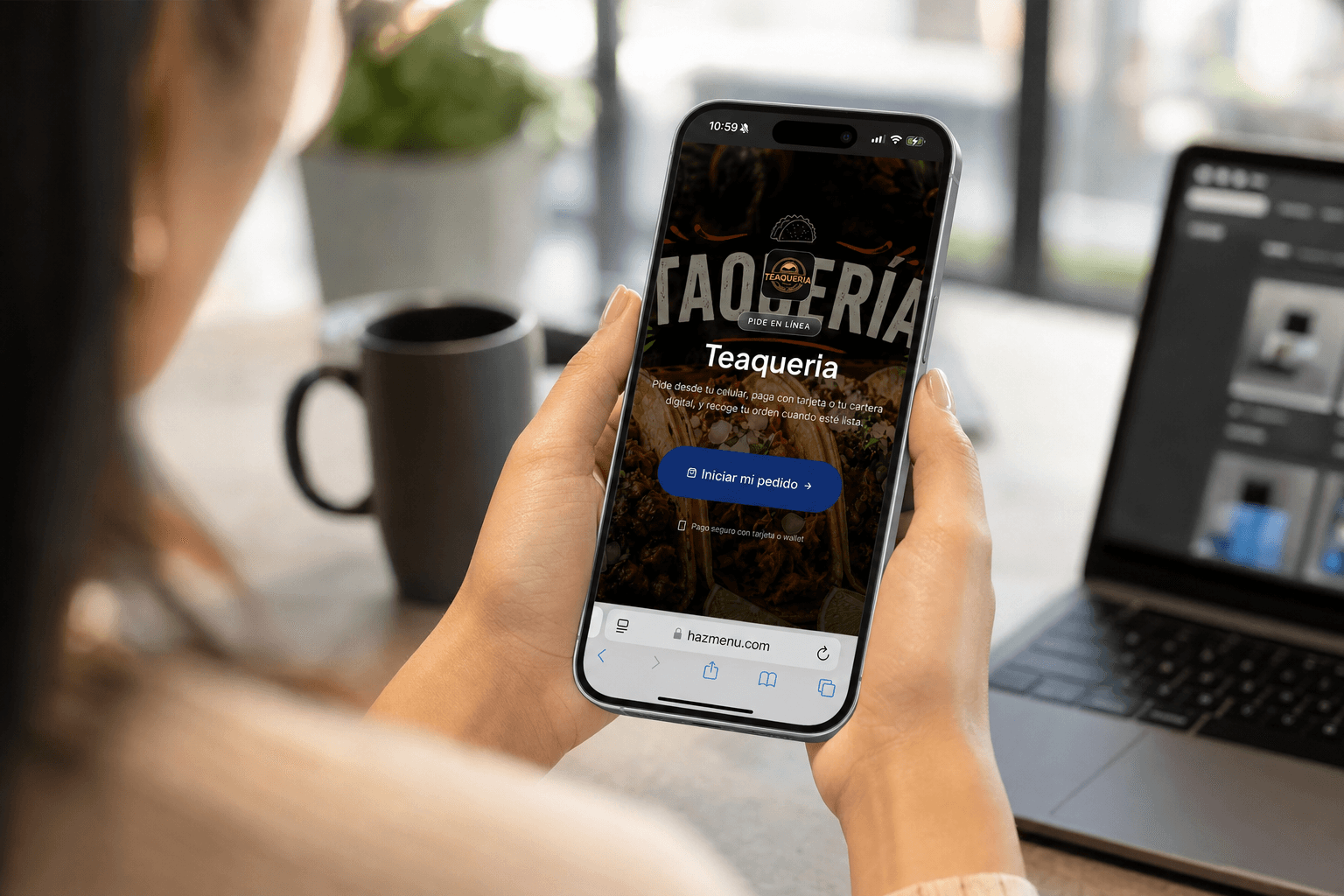 Mujer en oficina pidiendo comida en línea con Hazmenu desde su iPhone